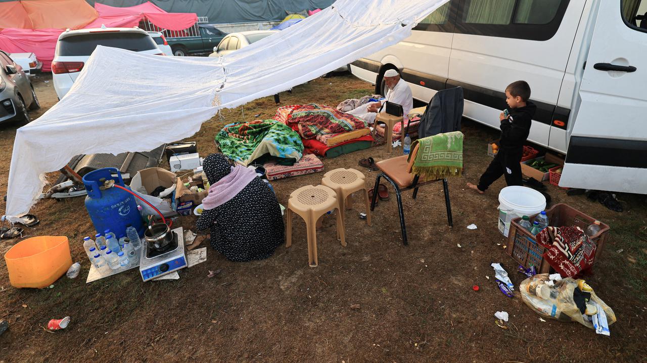 Para pengungsi Palestina mencari perlindungan di halaman Rumah Sakit Al-Nasser Gaza