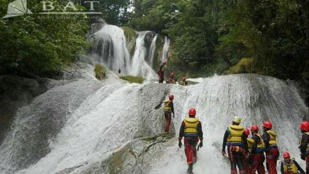Melompat dari Atas Bebatuan