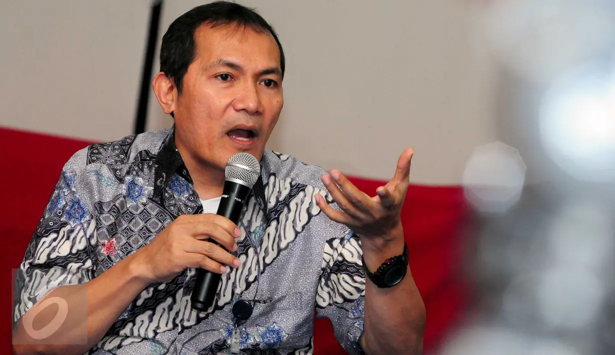 Saut Situmorang memberikan pemaparan saat diskusi dengan wartawan di Gedung KPK, Jakarta,Senin (29/2/2016). Diskusi membahas beberapa kasus yang sedang berjalan. (Liputan6.com/Helmi Afandi)
