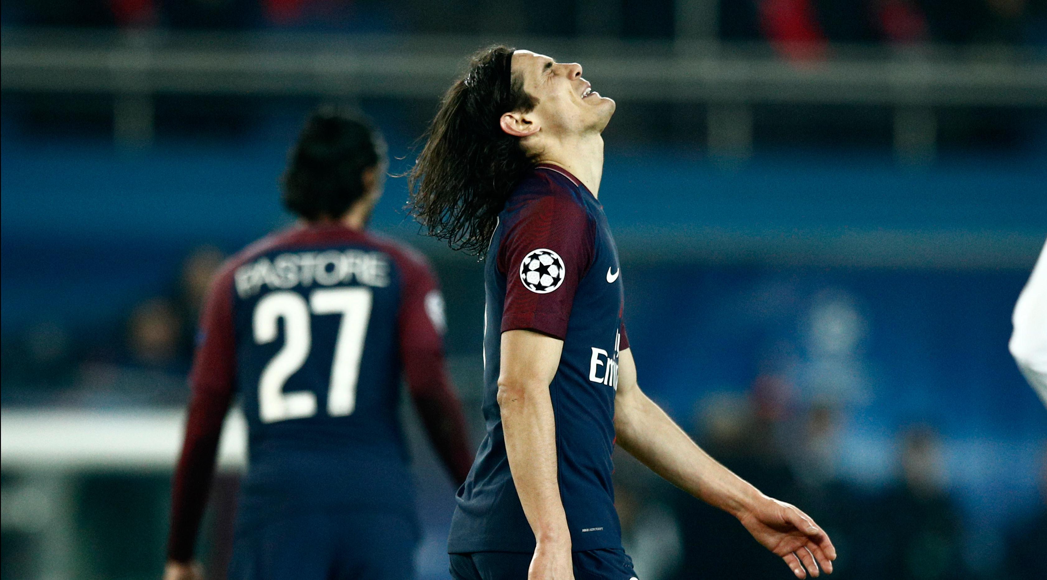 Ekspresi pemain Paris Saint-Germain (PSG), Edinson Cavani saat bertanding melawan Real Madrid pada babak 16 besar Liga Champions di Stadion Parc des Princes, Paris, Prancis, Selasa (6/3) (AP Photo/Francois Mori)