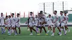 Tuan rumah Madura United menggelar latihan dalam sesi official training di Stadion Gelora Bangkalan, Madura, Kamis (30/5/2024) jelang menghadapi Persib Bandung pada laga leg kedua final BRI Liga 1 2023/2024 yang akan digelar Jumat, 31 Mei 2024. Para pemain Sapeh Kerrab tampak rileks menjalani latihan yang dipimpin langsung pelatih Rakhmat Basuki dan optimis mampu melakukan comeback usai kalah 0-3 pada leg pertama. (Bola.com/Bagaskara Lazuardi)