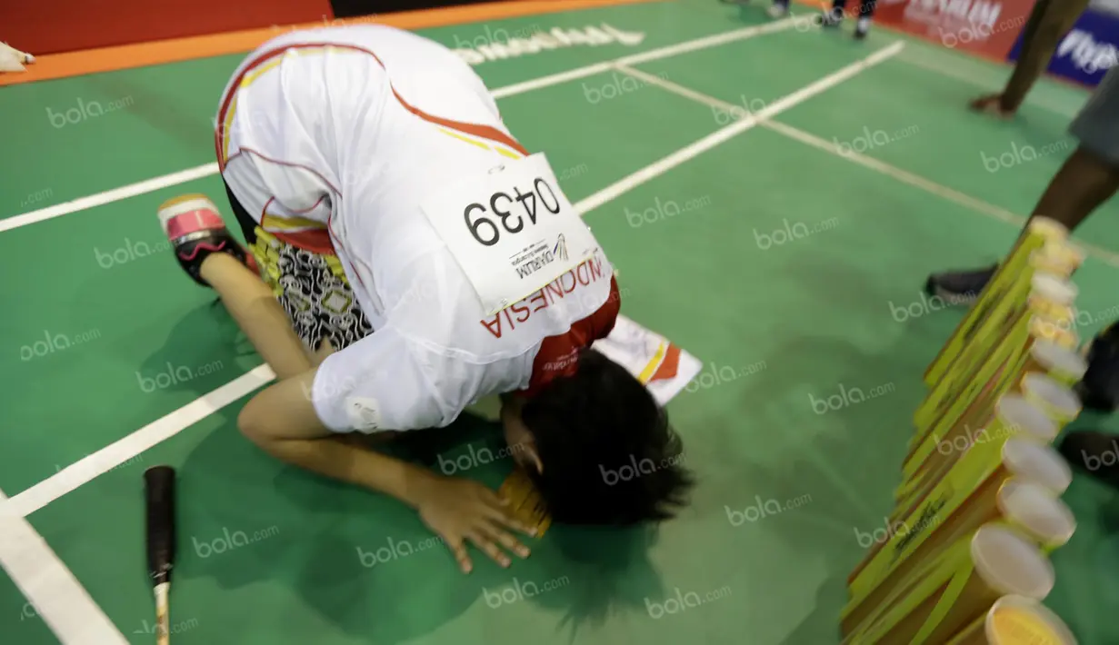 Happy melakukan sujud syukur setelah mendapat super tiket tambahan Audisi Umum Beasiswa Bulutangkis PB Djarum di GOR Sritex, Solo, Senin (11/4/2016). Happy menjadi penerima super tiket tambahan terakhir dari audisi umum di Solo ini. (Bola.com/Arief Bagus)