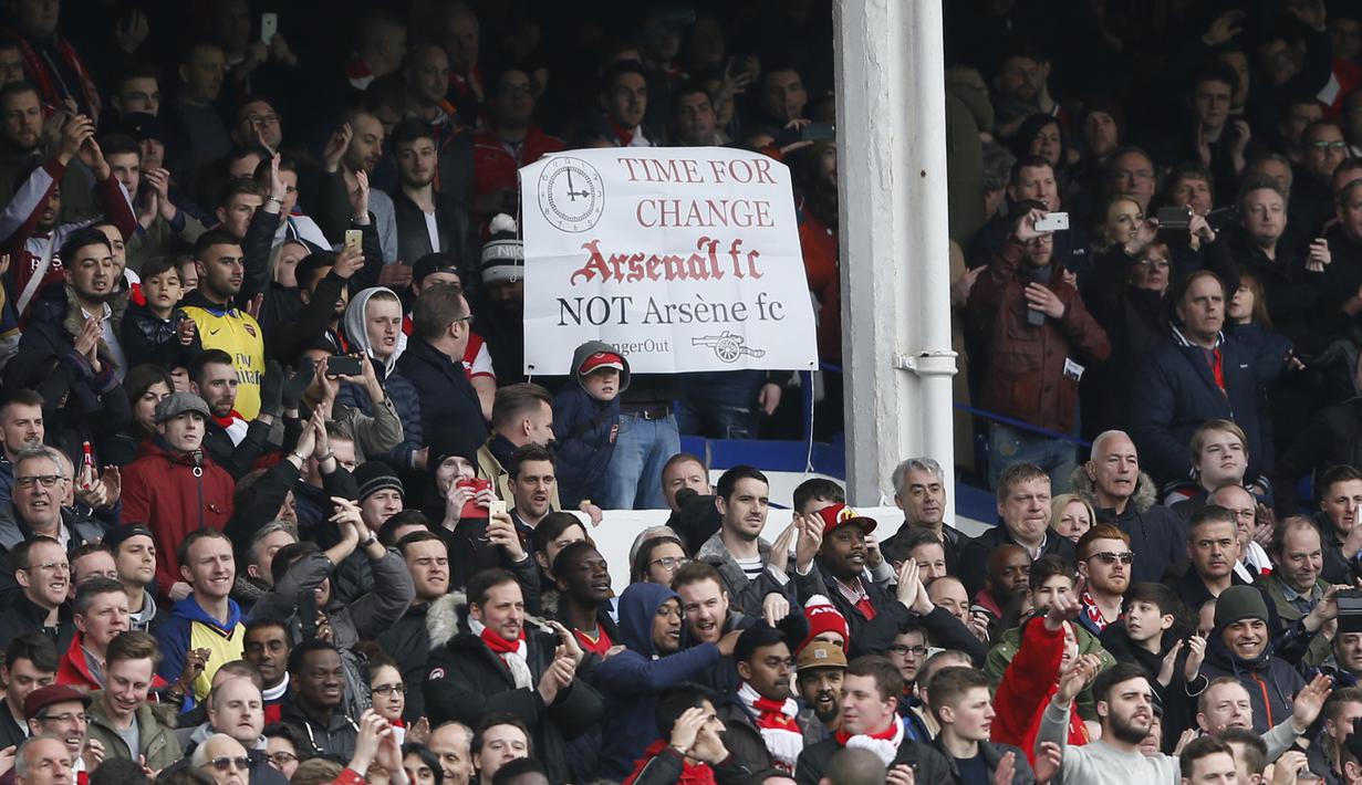 Aksi suporter Arsenal saat melawan Everton dalam laga Liga Inggris di Stadion Goodison Park, Sabtu (19/3/2016). (Action Images via Reuters/Carl Recine)