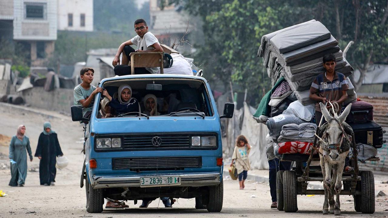 FOTO: Warga Gaza Mengungsi, Israel Ancam Hancurkan Kota Jika Hamas Tak Menyerah