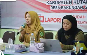 Pranata Humas Ahli Pertama Diskominfo Kaltim, Mardiasih, saat memaparkan soal aplikasi kanal aduan publik SP$N-LAPOR! ke warga Desa Bakungan, Kabupaten Kutai Kartanegara.