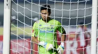 M. Natsir dipercaya pelatih Djajang Nurdjaman untuk mengisi posisi inti di pos penjaga gawang Persib Bandung. (Bola.com/Nicklas Hanoatubun)