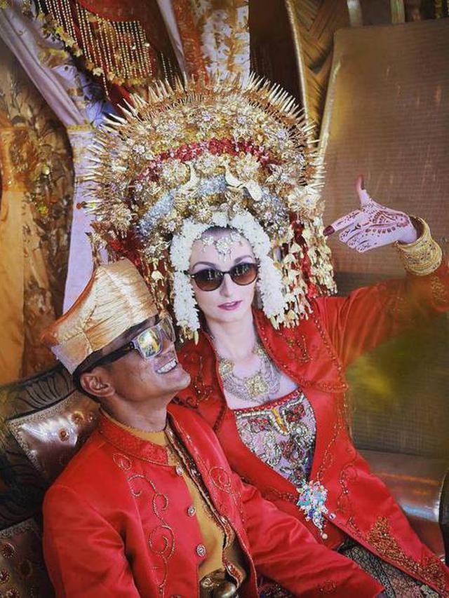 Sempat Viral Karena Menikah Dengan Bule, Ini Sosok Bayu Kumbara Bersama Istri