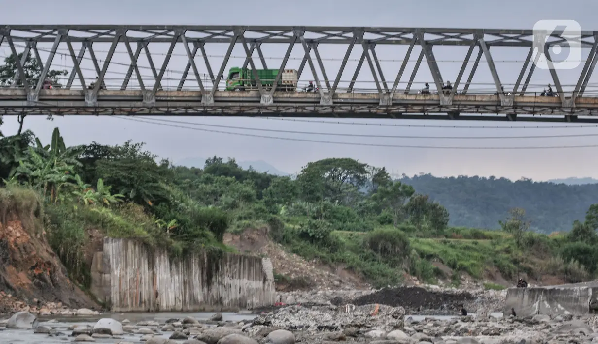Suasana Sungai Cipamingkis, Jonggol, Kabupaten Bogor, Jawa Barat, Rabu (16/6/2021). Aliran Sungai Cipamingkis masih menjadi andalan warga setempat untuk kebutuhan mandi, cuci, dan kakus (MCK) lantaran ketersediaan air tanah di kawasan tersebut yang terbatas. (merdeka.com/Iqbal S. Nugroho)