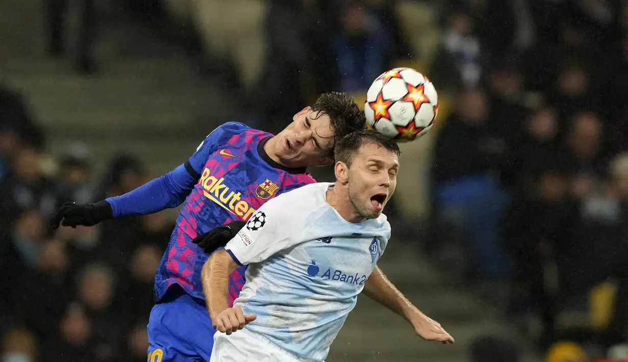 Gelandang Barcelona, Gavi berduel memperebutkan bola dengan bek Dynamo Kiev, Oleksandr Karavayev pada Matchday 4 Liga Champions di NSK Olimpiyskiy, Rabu (3/11/2021) dini hari WIB.  Barcelona menang tipis 1-0 saat bertamu ke markas Dynamo Kiev. (AP Photo/Efrem Lukatsky)