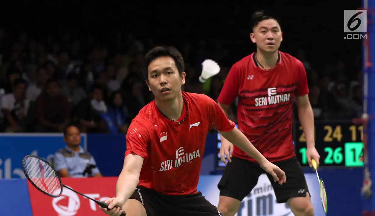 Ganda Putra, Hendra Setiawan dan Boon Heong Taan saat laga melawan Hiroyuki Endo/Yuta Watanabe di babak 32 besar Indonesia Open 2017 di Jakarta, Rabu (14/6). Hendra Setiawan/Boon Heong Taan unggul 10-21, 26-24, 23-21. (Liputan6.com/Helmi Fithriansyah)