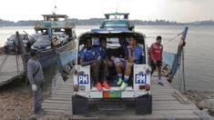 Pemain Persib melintasi Sungai Mahakam untuk berlatih jelang semi final Piala Presiden melawan Mitra Kukar di Stadion Aji Imbut, Tenggarong, Kaltim, Sabtu (3/10/2015). (Bola.com/Vitalis Yogi Trisna) 