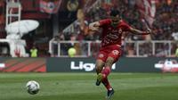Bek Persija Jakarta, Rezaldi Hehanusa, menendang bola saat menghadapi Persija Jakarta pada laga Shopee Liga 1 di SUGBK, Jakarta, Sabtu (3/8). Persija bermain imbang 2-2 atas Arema. (Bola.com/YoppyRenato)