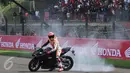 Aksi Marc Marquez saat mencoba motor All New Honda CBR250RR di sirkuit Sentul, Jawa Barat, Selasa (25/10). PT Astra Honda Motor menunjukan performa dinamis All New Honda CBR250RR dengan kekeuatan penuh. (Liputan6.com/Angga Yuniar)