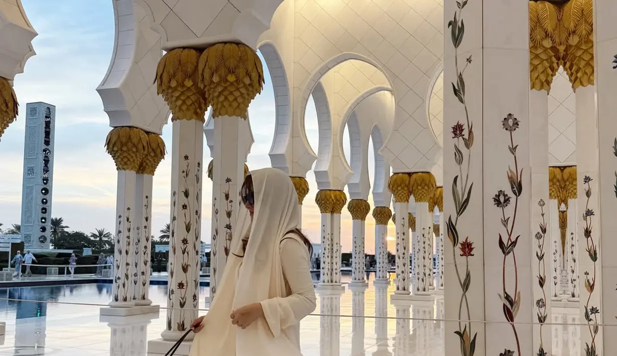 Melengkapi busananya, Marsha Aruan nampak menjinjing shoulder bag hitam yang kontras [@aruanmarsha]