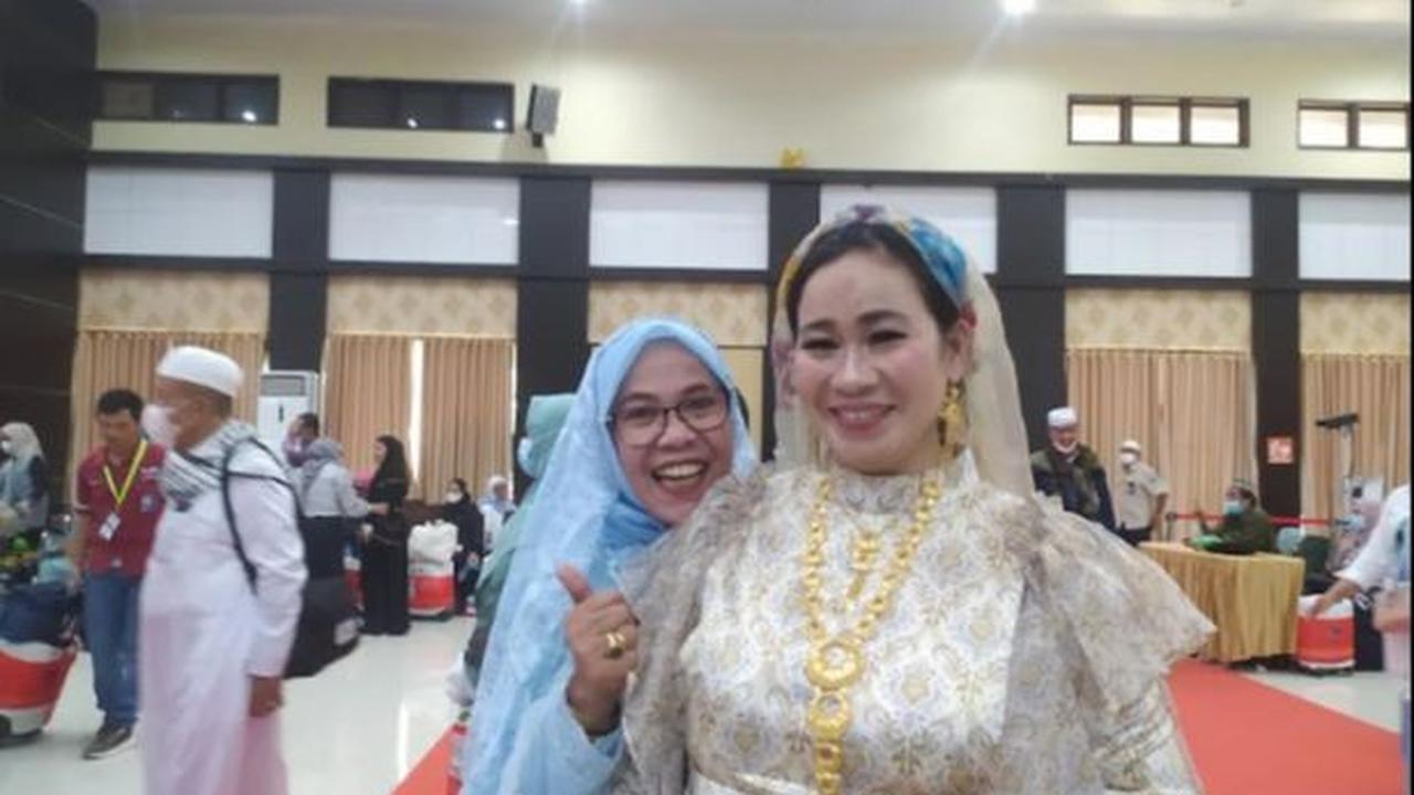 Perempuan asal Kabupaten Sidrap ini mengaku membawa perhiasannya sejak dari Makassar.