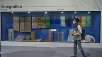 Seorang jurnalis tengah melintas di antara koleksi kain tenun dan batik di Museum Sri Baduga, Kota Bandung, 3 November 2022. (Liputan6.com/Dikdik Ripaldi)