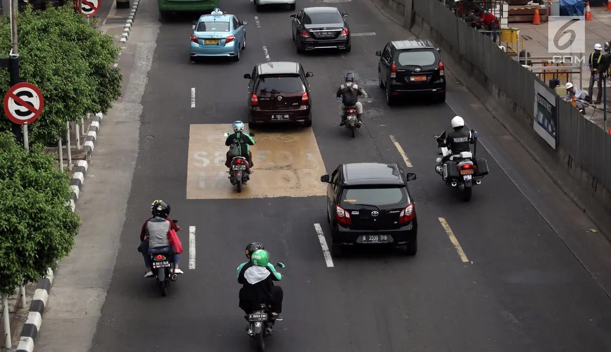 Sejumlah kendaraan roda dua melintasi Jalan MH Thamrin-Medan Merdeka Barat, Jakarta Pusat, Kamis (11/1). Para pengendara sepeda motor bebas melintas di ruas jalan tersebut setelah tidak ada lagi rambu larangan. (Liputan6.com/Arya Manggala)