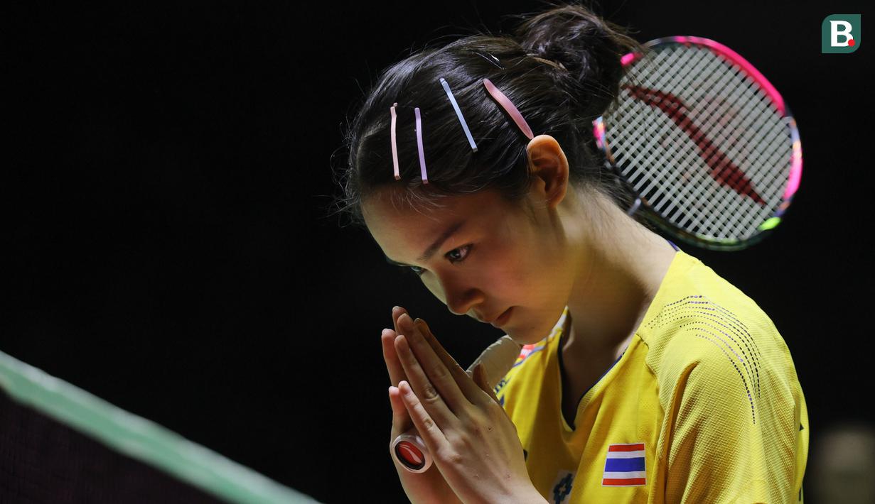 Pebulu tangkis tunggal putri Thailand, Pitchamon Opatniput memberikan salam kepada wasit sebelum laga final Indonesia Masters 2026 melawan wakil China, Chen Yu Fei yang berlangsung di Istora, Senayan, Jakarta, Minggu (25/01/2026). (Bola.com/Bagaskara Lazuardi)