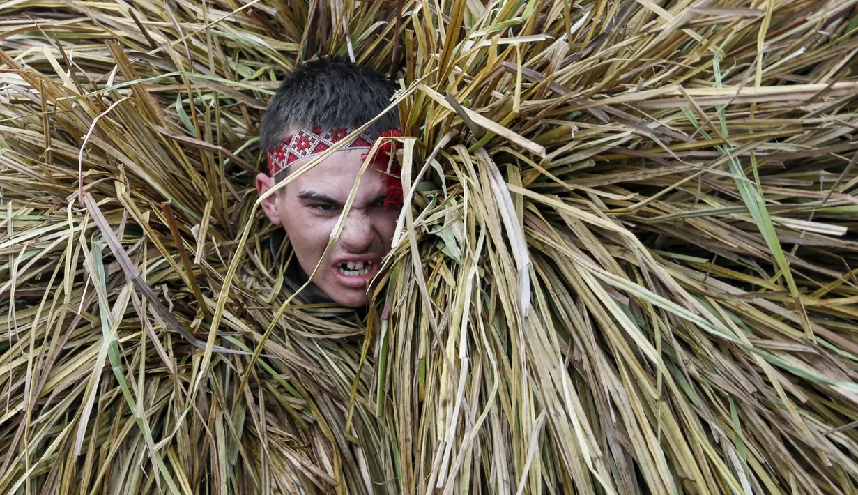 Seorang warga mengambil bagian dalam pertunjukan perayaan hari libur Malanka di desa Krasnoyarsk, Chernivtsi, Ukraina, (14/1/20106). Festival Malanka merupakan malam tahun baru menurut kalender Julian. R. (REUTERS/Valentyn Makarenko)