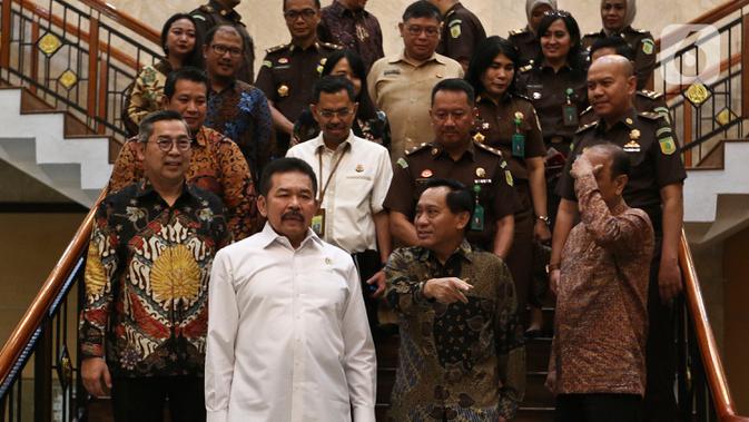 Jajaran EMTEK Group dan SCM berfoto bersama dengan Jaksa Agung ST Burhanuddin seusai melakukan pertemuan di Kejaksaan Agung (Kejagung), Jakarta, Kamis (27/2/2020). Pertemuan tersebut dalam rangka silaturahim sekaligus membahas peranan media bagi masyarakat luas. (Liputan6.com/JohanTallo)