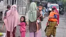 Warga desa meninggalkan rumah mereka untuk mencari tempat aman setelah gempa bumi melanda Desa Talibura, Sikka, Nusa Tenggara Timur,Sabtu, 15 Agustus 2026. (AFP/ Arnold Welianto)