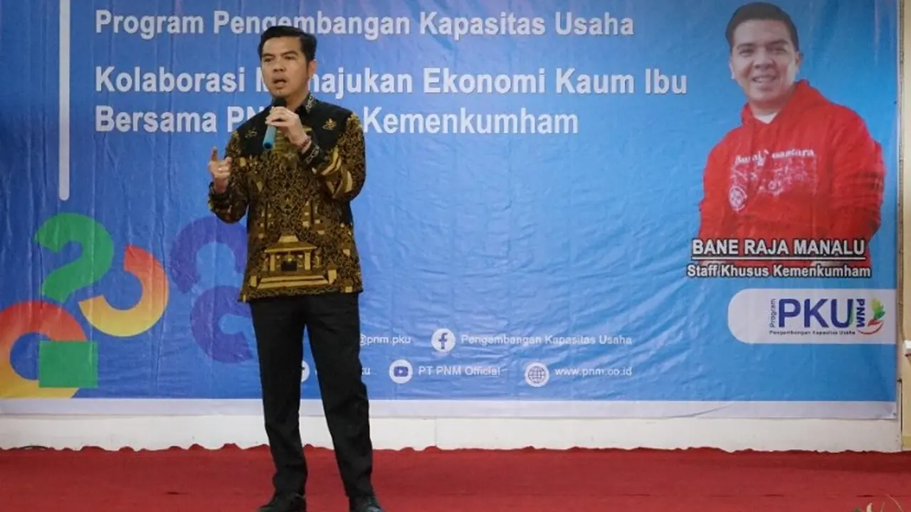 Pendiri Yayasan Bagak Bane Raja Manalu menyerahkan beasiswa di Sumatera Utara. (Istimewa)