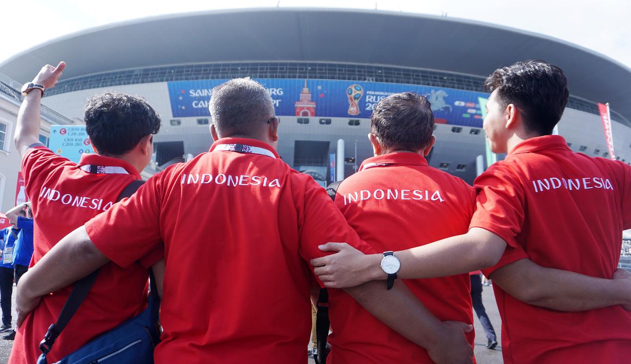 Suporter Indonesia asal Padang, Sumatra Barat, saat akan menyaksikan laga perebutan tempat ke tiga Piala Dunia 2018 antara Inggris melawan Belgia di Stadion Saint Petersburg, Rusia. (Bola.com/Okie Prabhowo)