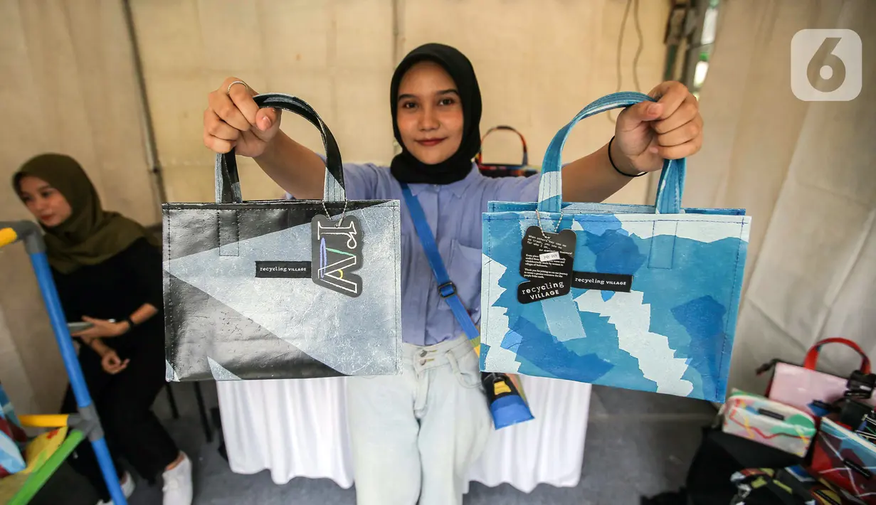 Festival Ekonomi Sirkular 2023 yang digelar Dinas Lingkungan Hidup DKI Jakarta bersama Otoritas Jasa Keuangan sebagai salah satu wadah untuk meningkatkan pemahaman dan mendorong masyarakat agar terlibat aktif dalam gerakan ekonomi sirkular. (Liputan6.com/Faizal Fanani)
