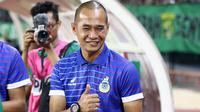Kurniawan Dwi Yulianto, pelatih Sabah FA. (Bola.com/Aditya Wany)
