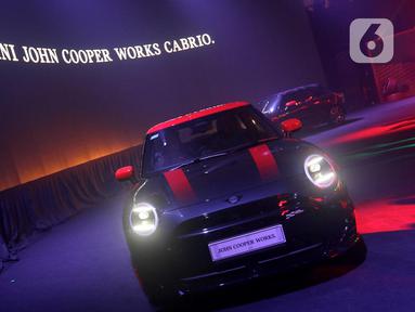 Tampilan mobil model terbaru MINI John Cooper Works (JCW) dipamerkan saat peluncuran di Jakarta, Jumat (23/5/2025). (Liputan6.com/Herman Zakharia)