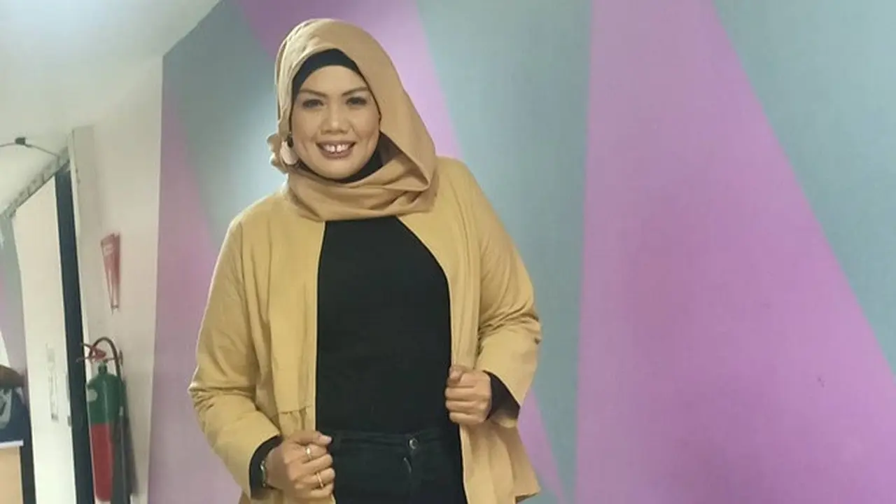 6 Potret Terbaru Ely Sugigi Setelah Lakukan Potong Gigi, Banjir Pujian