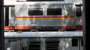 Tumpukan gerbong-gerbong KRL ekonomi bekas di kawasan Stasiun Purwakarta, Jawa Barat, Minggu (17/5/2015). Gerbong kereta yang ditumpuk tersebut merupakan gerbong kereta komuter yang sudah tidak terpakai lagi. (Liputan6.com/Herman Zakharia)