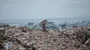 Seorang pekerja memungut bahan daur ulang di Tempat Pembuangan Akhir (TPA) Sampah Suwung, Denpasar, Bali, pada Rabu 2 April 2026. Per 1 April 2026, Pemerintah Provinsi (Pemprov) Bali resmi melarang pembuangan sampah organik di Tempat Pembuangan Akhir (TPA) Sampah Suwung, Denpasar. (Lana Priatna/AFP)