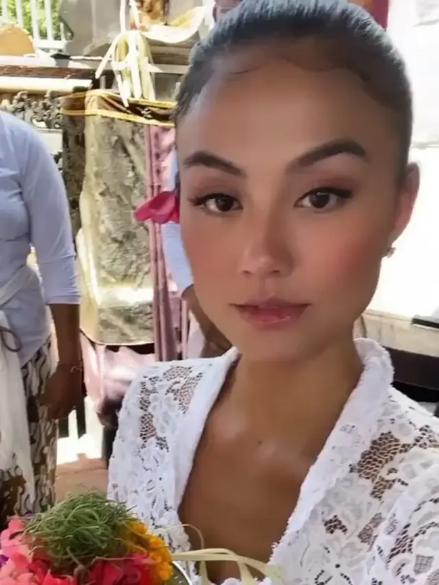 Potret Agnez Mo Pakai Kebaya Tradisional Bali (sumber: instagram/agnezmo)