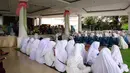 Pendopo The Lodge disulap menjadi tempat pengajian. Siang acara pengajian dimulai. Rasti tampil anggun dengan tudung warna hijau. Pihak keluarga meminta doa dari para hadirin yang mengikuti pengajian. (Nurwahyunan/Bintang.com).