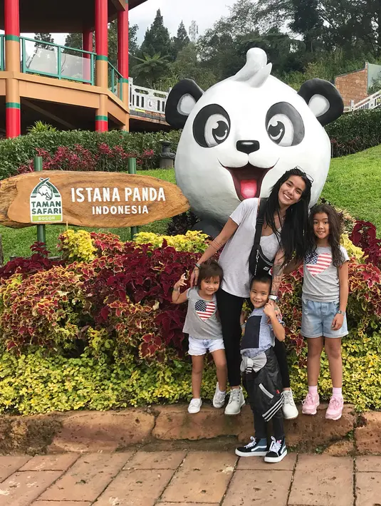 Sheila Marcia, juga begitu tegar mengurus tiga orang anaknya. Ia berusaha berperan ganda menjadi ibu dan ayah bagi anak-anaknya. Selain itu, ia pun juga harus mencari nafkah dengan berkarier di dunia hiburan. (Instagram/itssheilamj)