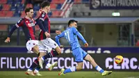 Pemain Napoli Hirving Lozano (kanan) bersaing memperebutkan bola dengan pemain Bologna Luis Binks pada pertandingan sepak bola Liga Italia di Stadion Renato Dall'Ara, Bolgona, Italia, 17 Januari 2022. Napoli menang 2-0. (Massimo Paolone/dpa via AP)