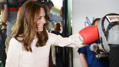  Duchess of Cambridge, Kate Middleton bermain tinju saat melakukan kegiatan sosial selama acara Heads Together di Stratford , London Timur , Inggris, 16 Mei 2016. Kate sedang melakukan kampanye kesehatan mental. (REUTERS / Jeremy Selwyn)