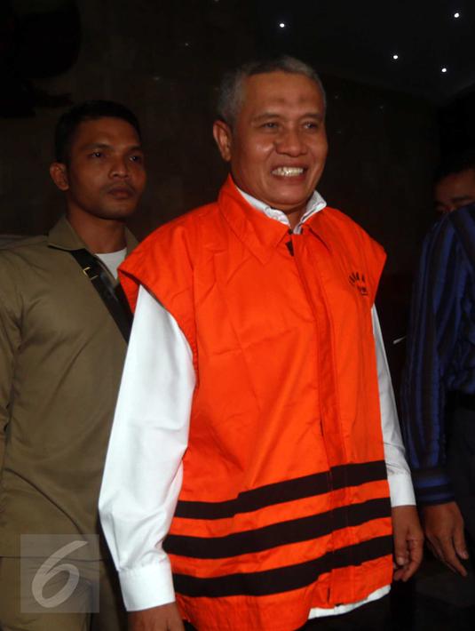 Ruslan Abdul Gani usai menjalani pemeriksaan di KPK, Jakarta, Rabu (16/3/2016). Ruslan diduga melakukan mark up pembangunan dermaga pada Kawasan Pelabuhan dan Perdagangan Bebas Sabang tahun 2011, Jakarta, Rabu (16/3/2016). (Liputan6.com/Helmi Afandi)