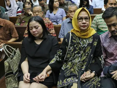 Terdakwa kasus dugaan korupsi investasi perusahaan di Blok Basker Manta Gummy (BMG) Australia tahun 2009, Karen Agustiawan (tengah) didampingi keluarganya saat akan menjalani sidang pembacaan putusan di Pengadilan Tipikor, Jakarta, Senin (10/6/2019). (Liputan6.com/Herman Zakharia)