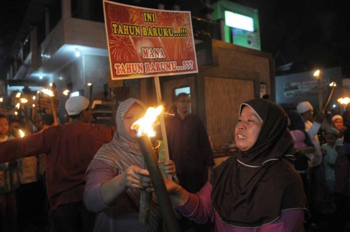 Pawai obor dan kembang api meriahkan malam tahun baru 1437 Hijriah