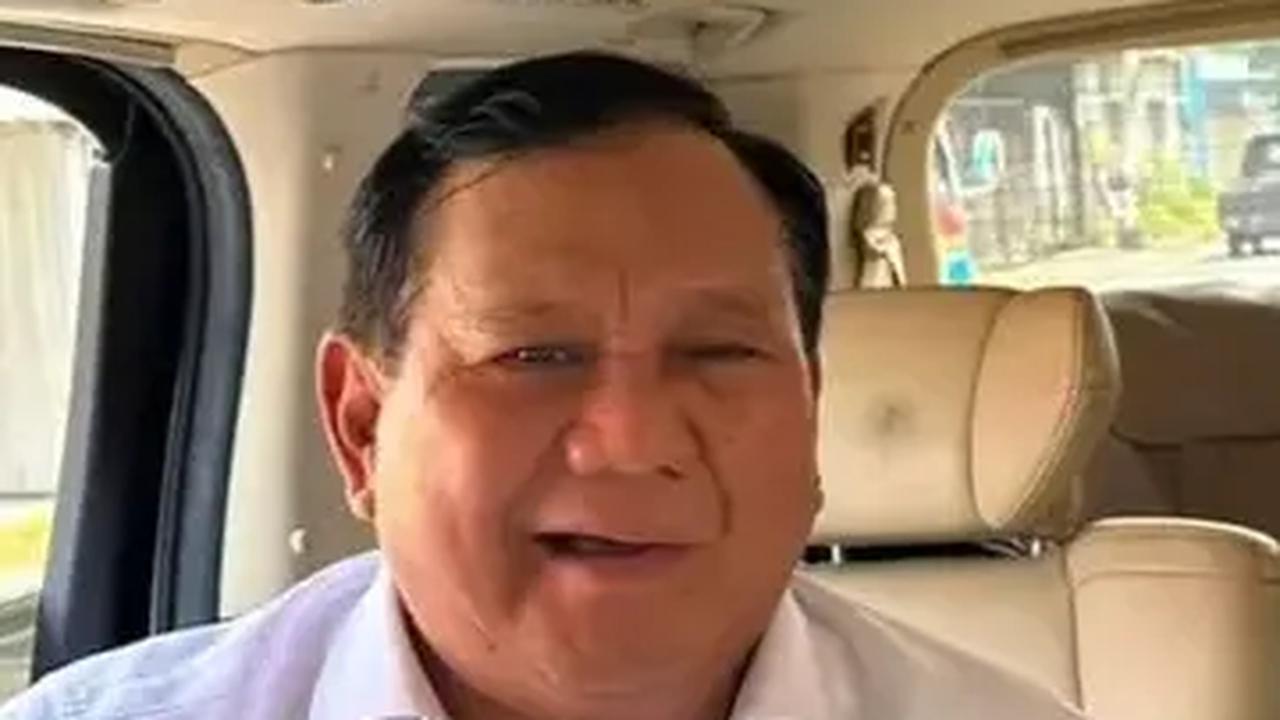 VIDEO: Momen Prabowo Lepas Kemeja Kebanggaan & Berikan Jam Tangan ke Emak-Emak di NTT