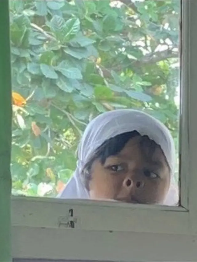 6 Kelakuan Kocak Bocah Ngintip Lewat Jendela Ini Bikin Ketawa
