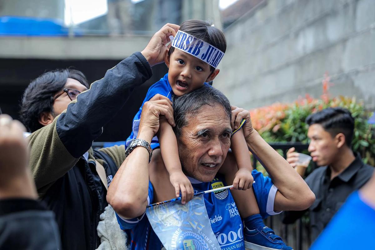 Warga Bandung serbu jersey dan merchandise jelang laga penentuan juara BRI Super League 2025/2025 antara Persib Bandung melawan Persijap Jepara  di Persib Store, Bandung, Sabtu (23/05/2026).