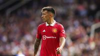 Pemain Manchester United, Lisandro Martinez dalam pertandingan melawan Brighton di stadion Old Trafford, Minggu (7/8/2022). (AP Photo/Dave Thompson)
