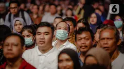 Sejumlah pengunjung menggunakan masker saat menyaksikan Java Jazz Festival 2020 di JIExpo Kemayoran, Jakarta, Jumat (28/2/2020). Promotor meminta penonton memakai masker saat menghadiri Java Jazz Festival 2020 untuk mengantisipasi penyebaran virus corona. (Liputan6.com/Faizal Fanani)