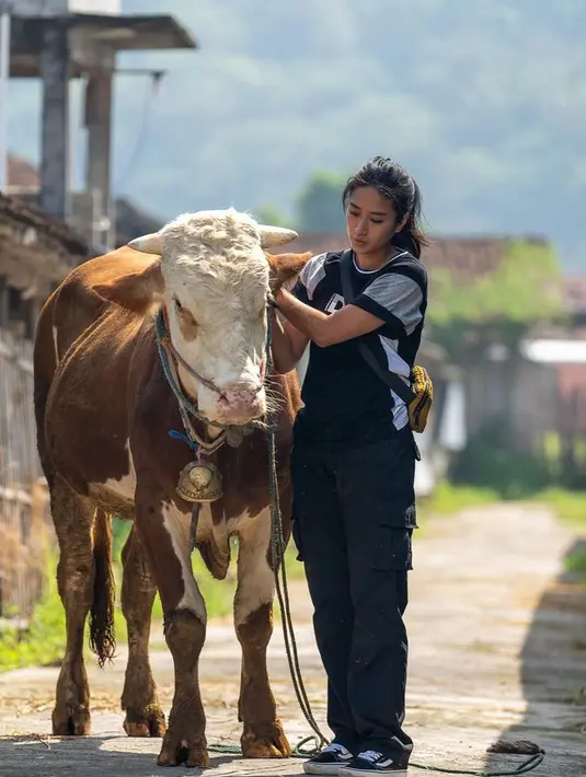 <p>&ldquo;La Vache #harvestmoonlife,&rdquo; tulis Chef Renatta dalam keterangan foto di postingan akun Instagramnya. Postingan itu mendapat banyak komentar dari netizen. Tak sedikit dari mereka yang memuji penampilan Chef Renatta. (Instagram/renattamoeloek)</p>