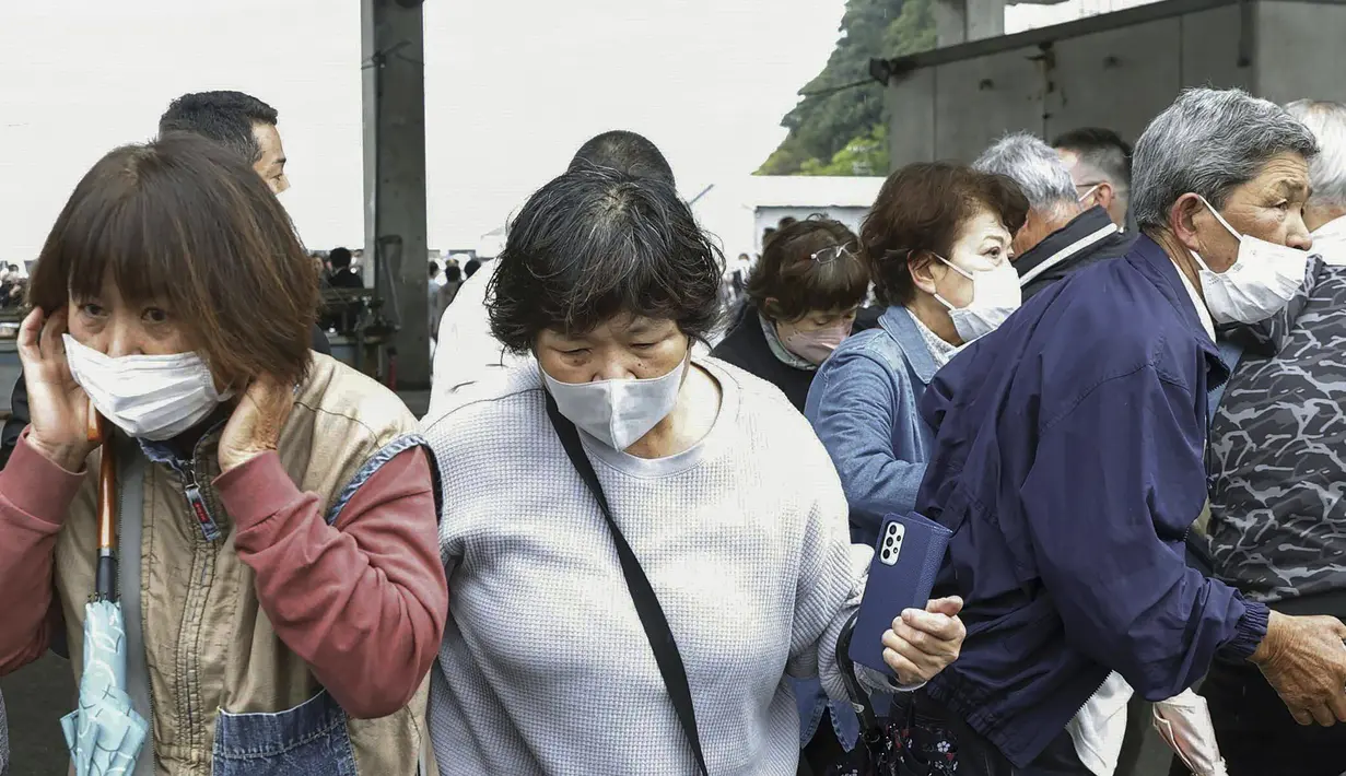 Kishida mengunjungi pelabuhan Saikazaki di prefektur Wakayama untuk mendukung kandidat dari partai yang berkuasa dalam pemilihan lokal. Ledakan itu terjadi sesaat sebelum dia memulai pidatonya, kata NHK. (Kyodo News via AP)