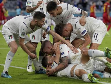 Drama baru hadir di sepuluh menit akhir pertandingan babak pertama. Gol tercipta dari Nicolo Barela yang memanfaatkan umpan Marcoferratti dari kemelut di depan gawang. Papan skor berubah menjadi 0-1 di menit ke-31. (Foto: AP/Pool/Matthias Schrader)