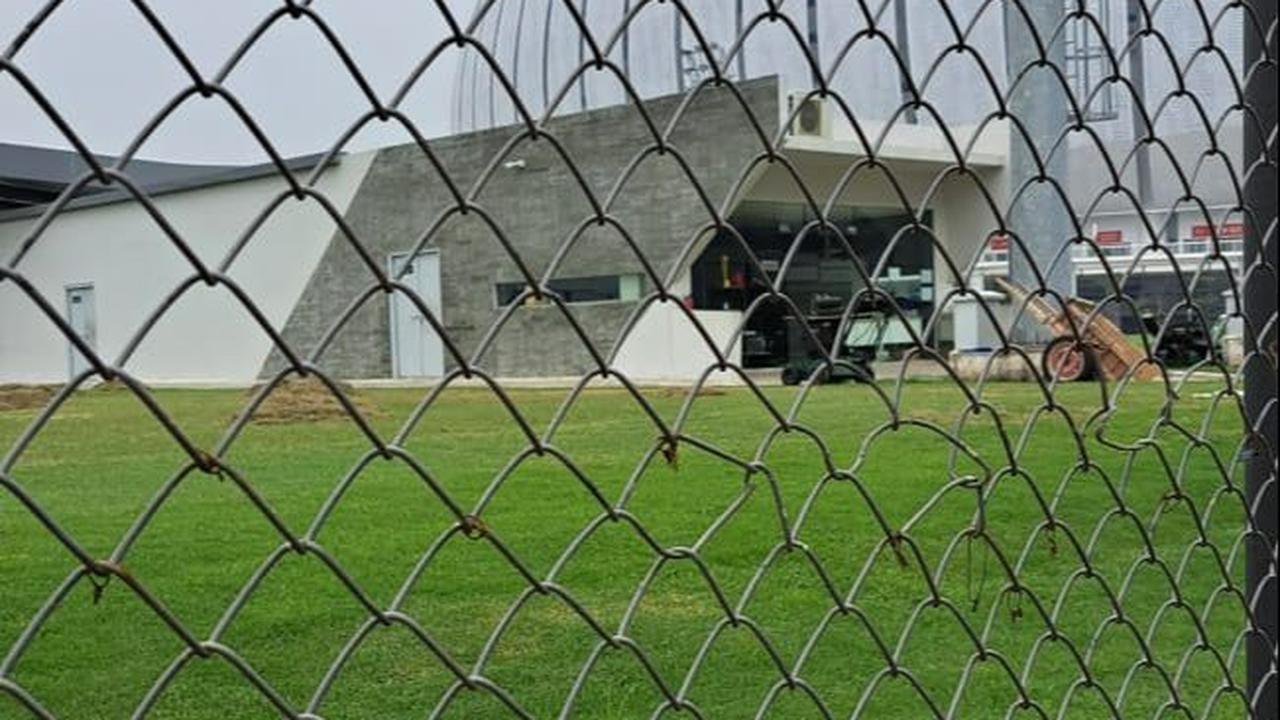 Namun, tak dapat dipastikan apakah sudah menggunakan rumput golf. "Ini lagi peremajaan aja," kata salah satu petugas keamanan di sana.
